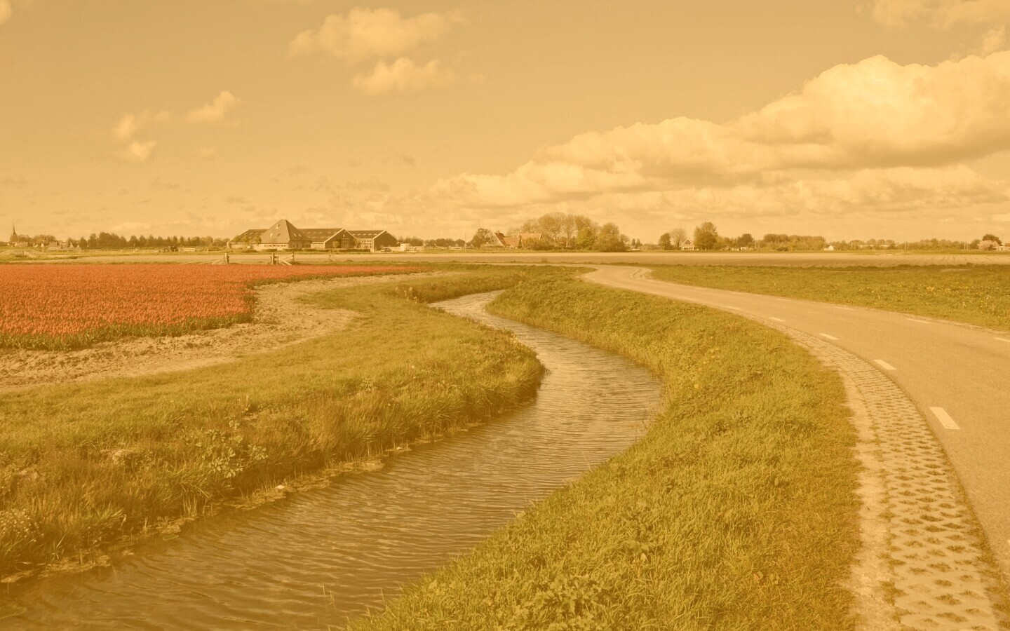 Канал вдоль дороги обои