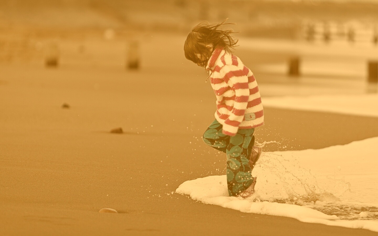 Ребенок и волна обои