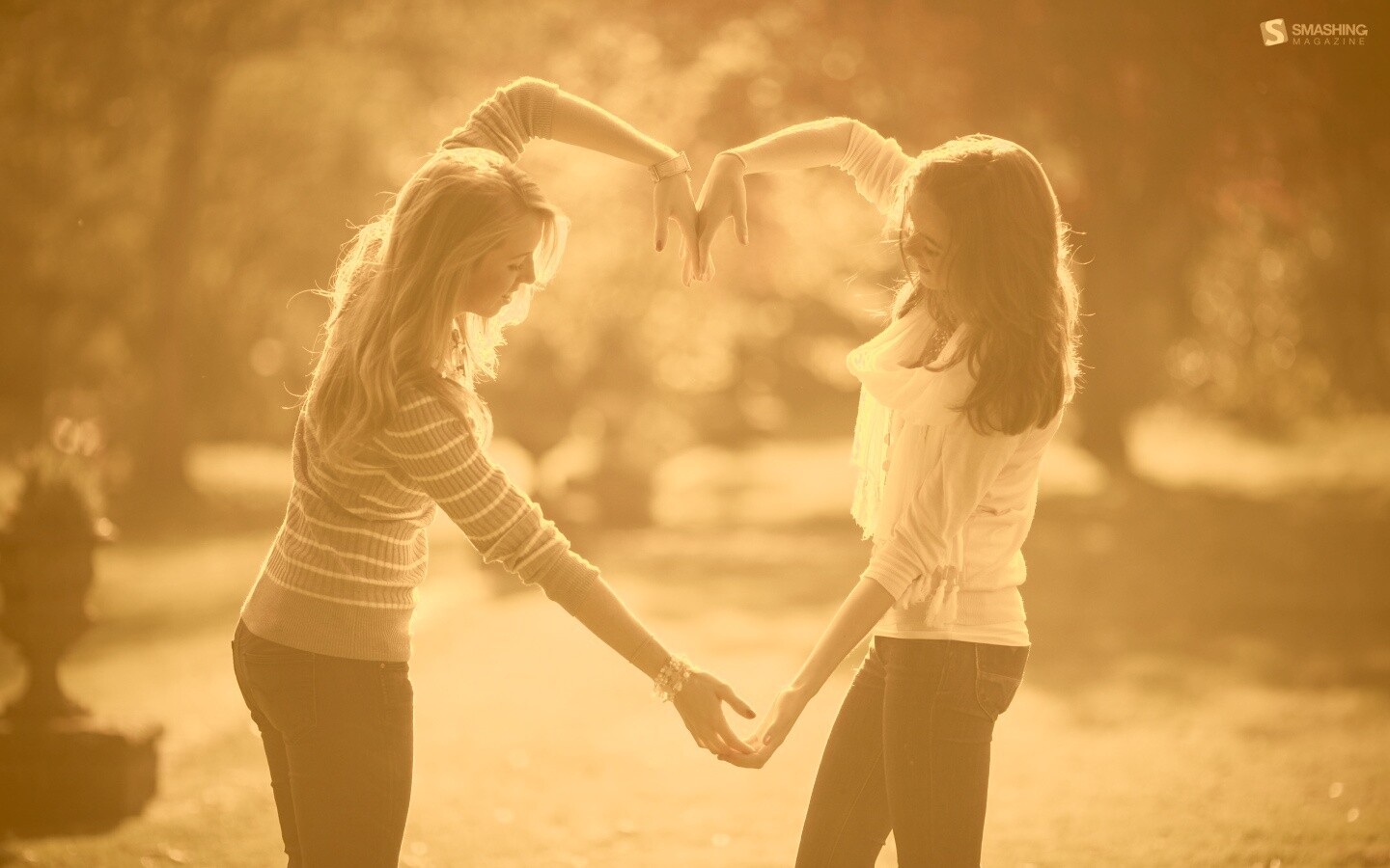 Две девушки и сердце из рук обои