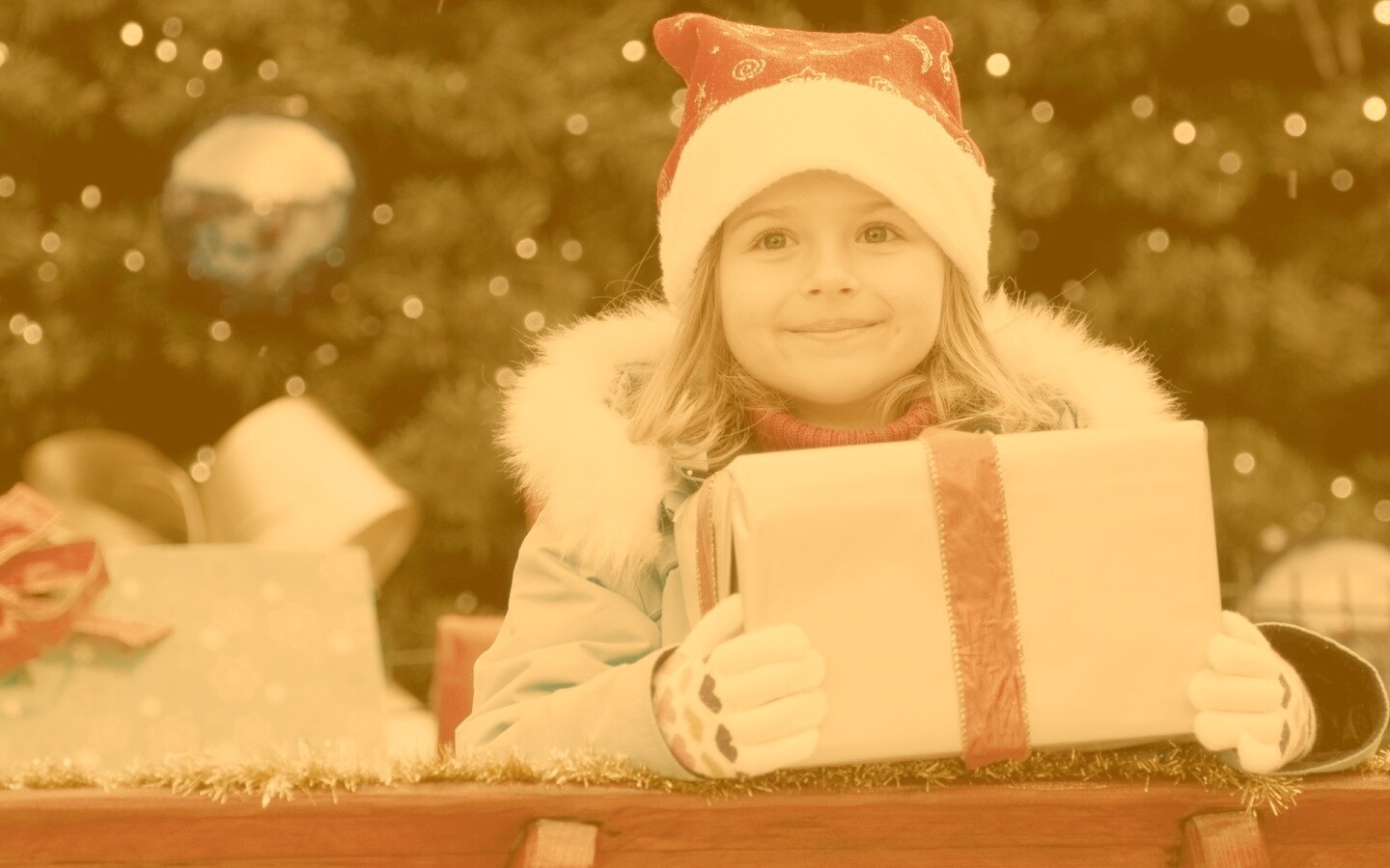 Ребенок с подарком обои