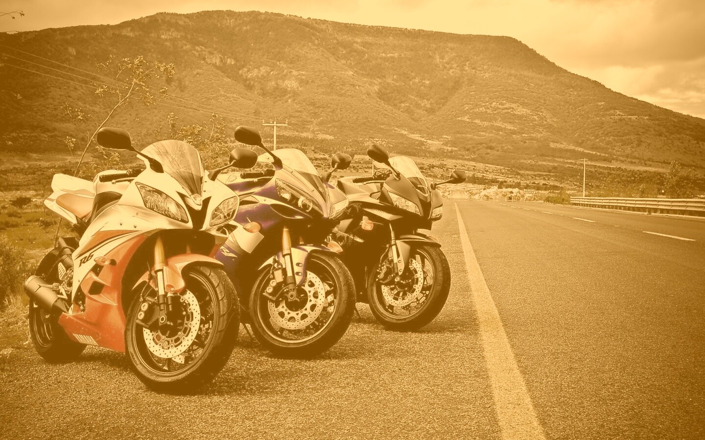 Раллийные мотоциклы на дороге обои