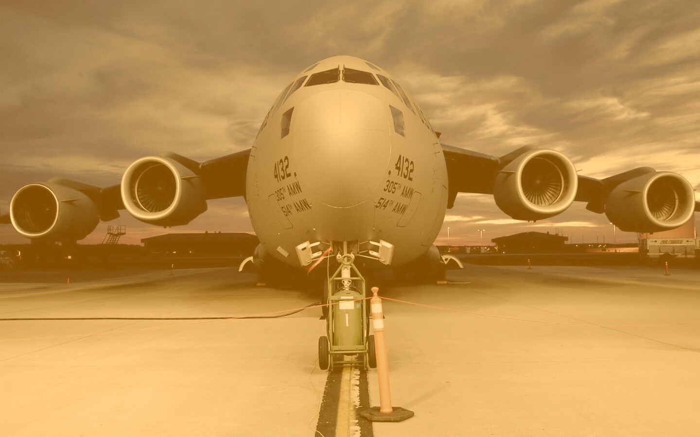 Самолет на взлетной полосе обои