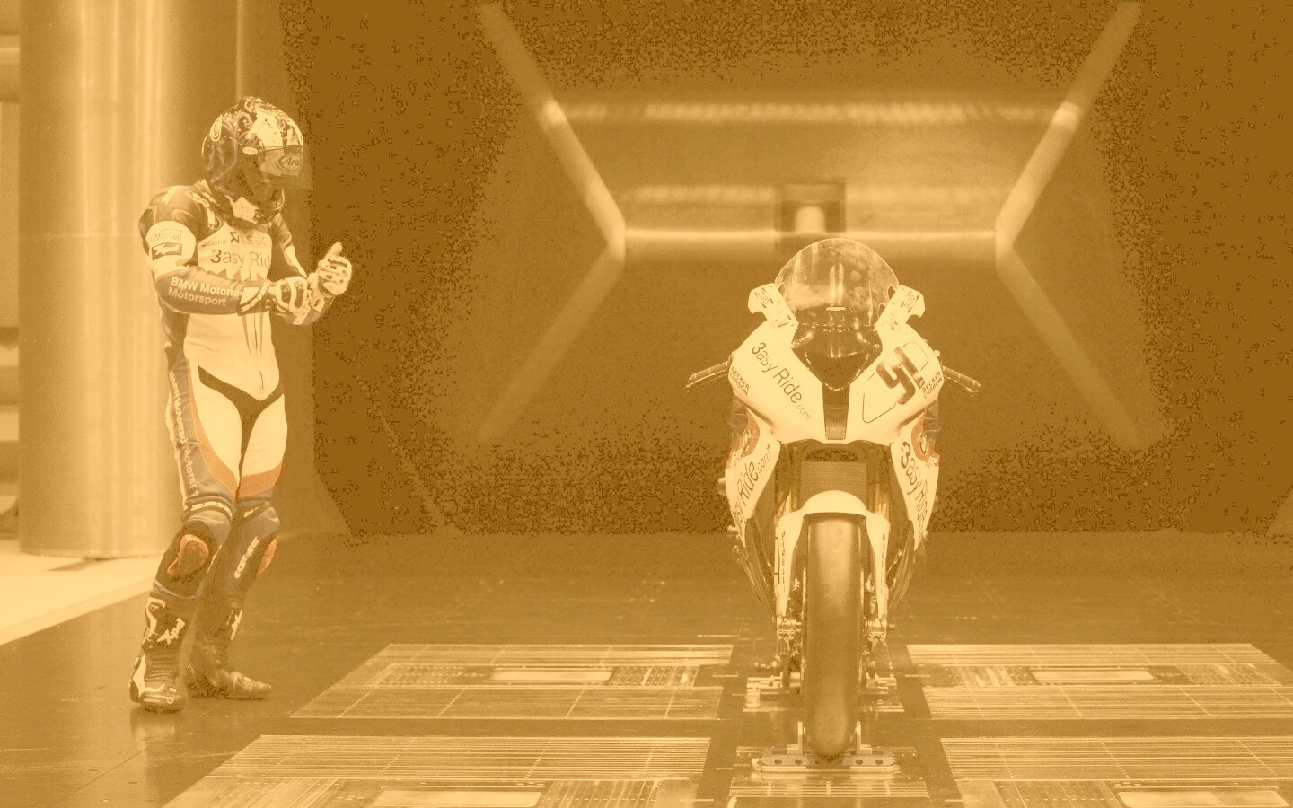 Мотоцикл на тестовом стенде обои