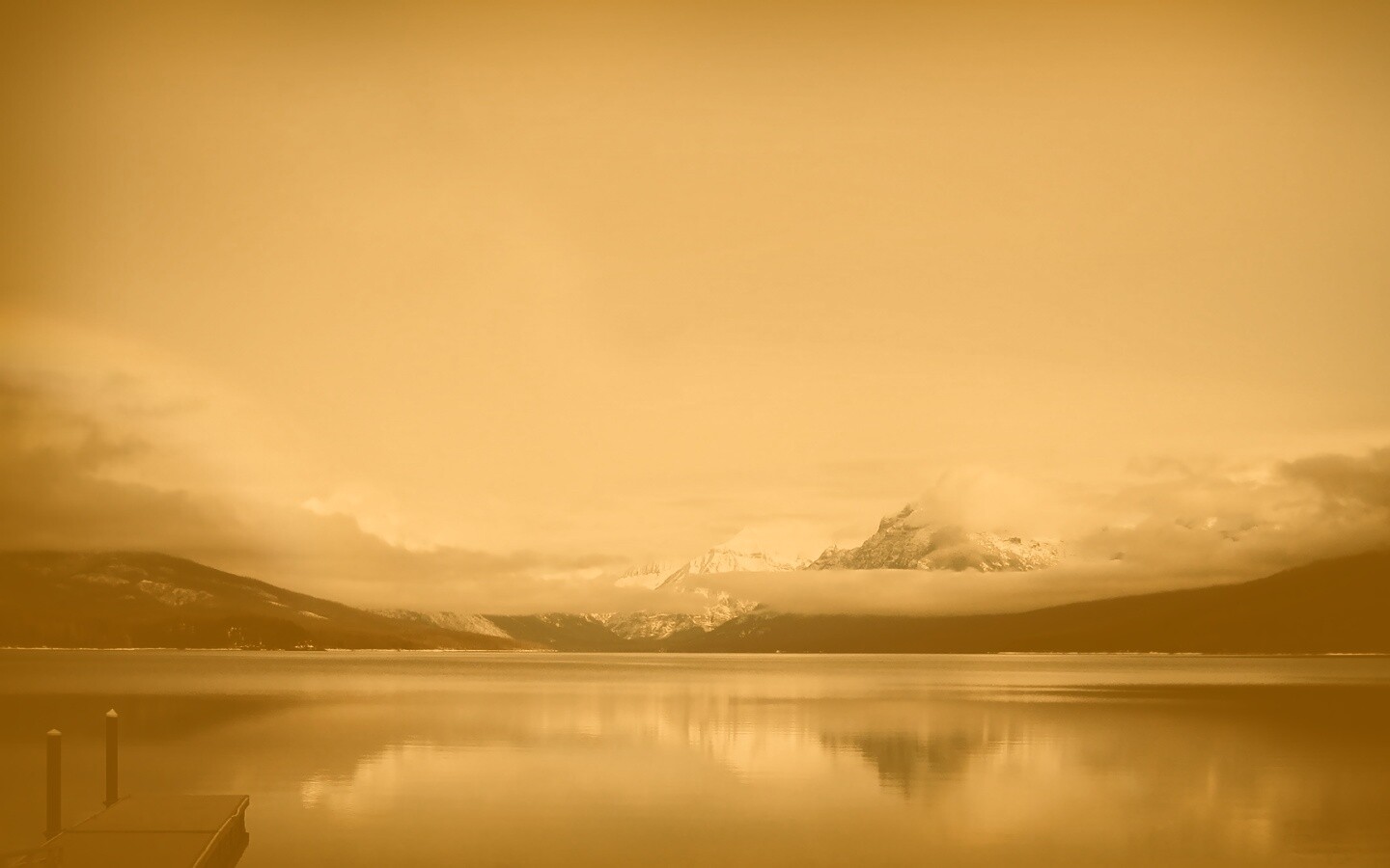 Спокойное горное озеро обои