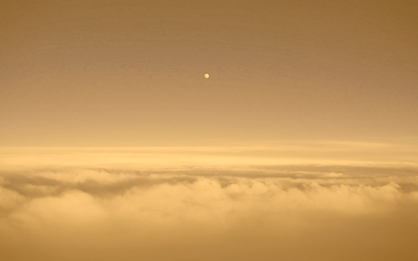 Одинокая луна над облаками обои