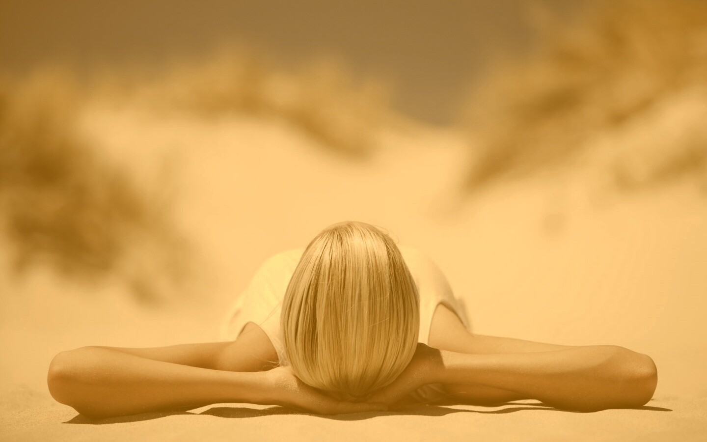 Девушка на солнце обои