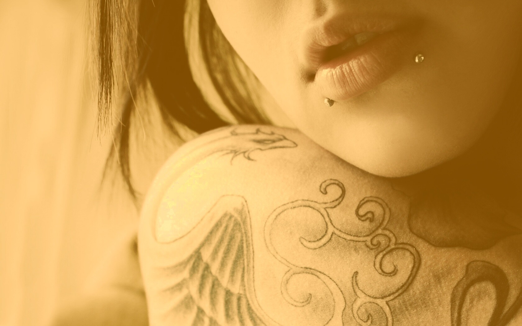 Плечо с татуировкой обои