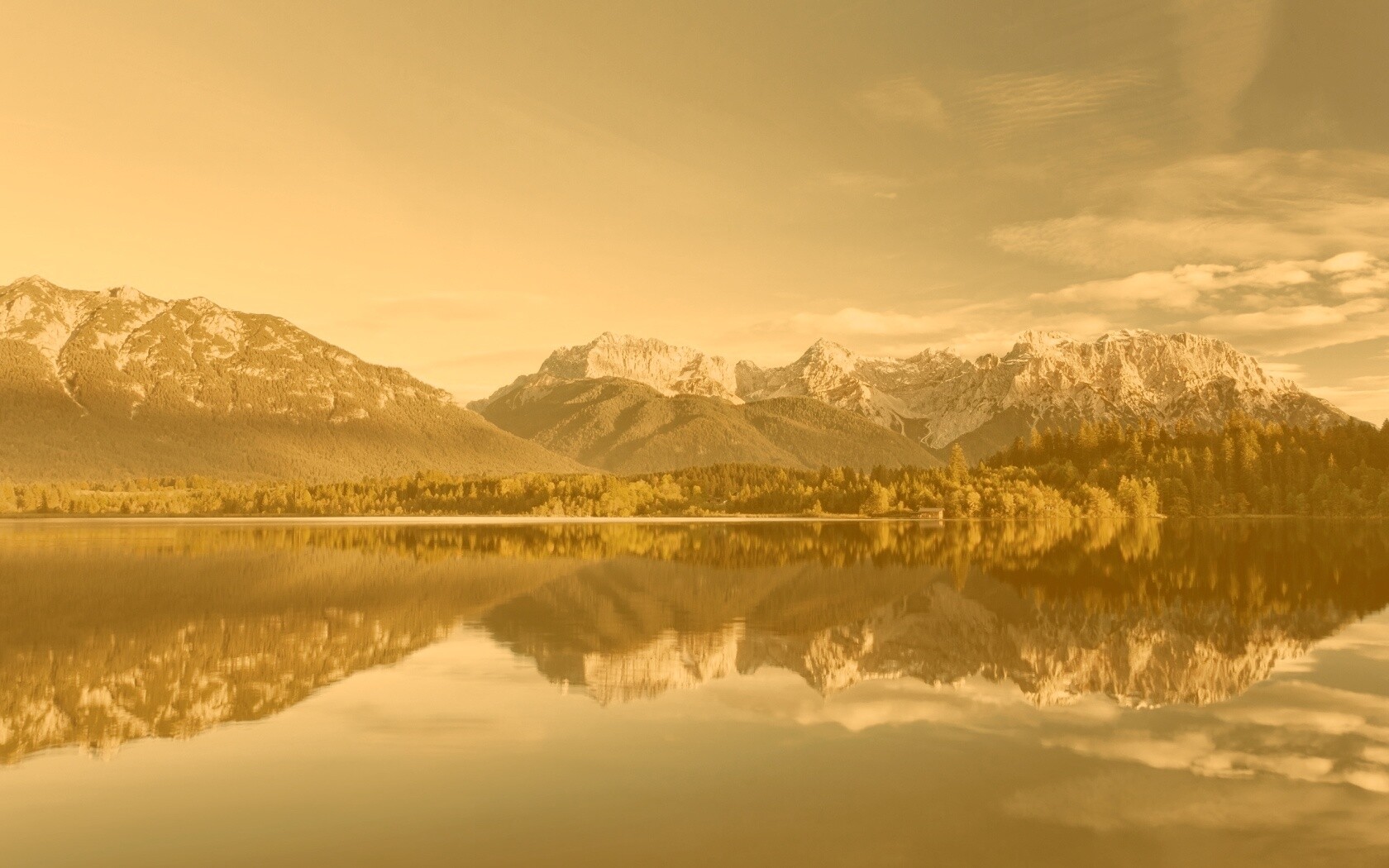 Горы отражаются в озере обои