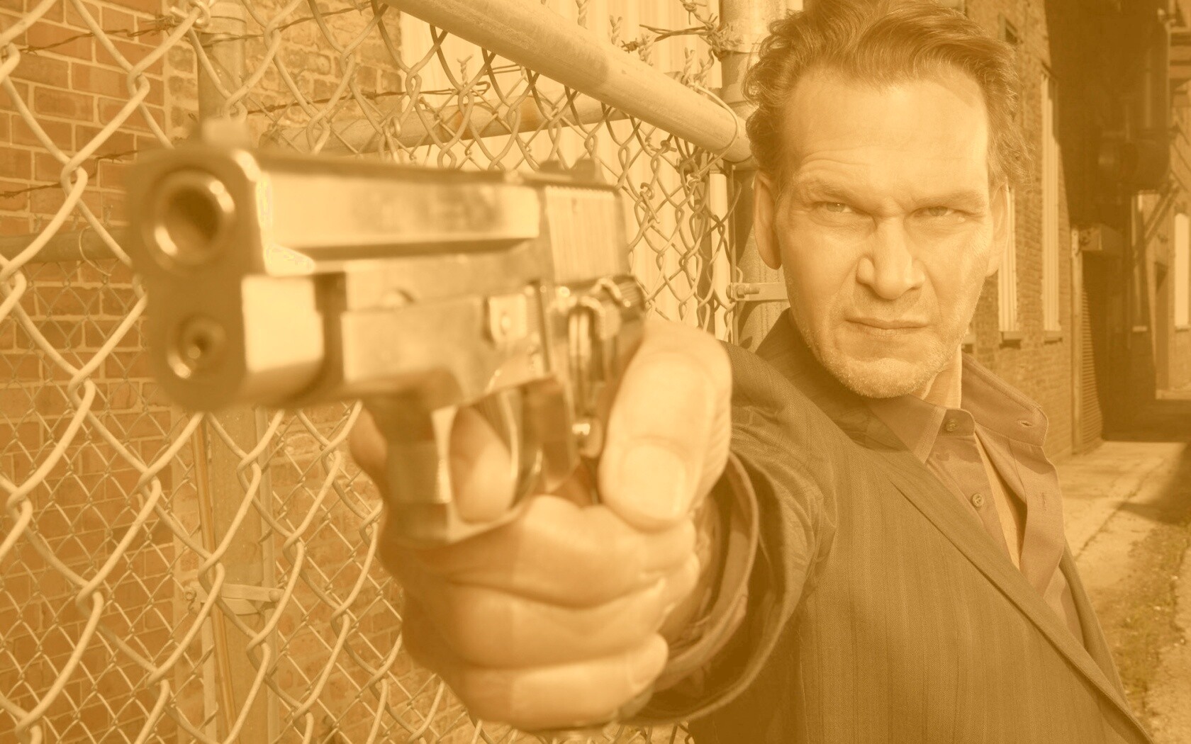 Патрик Суэйзи с пушкой обои