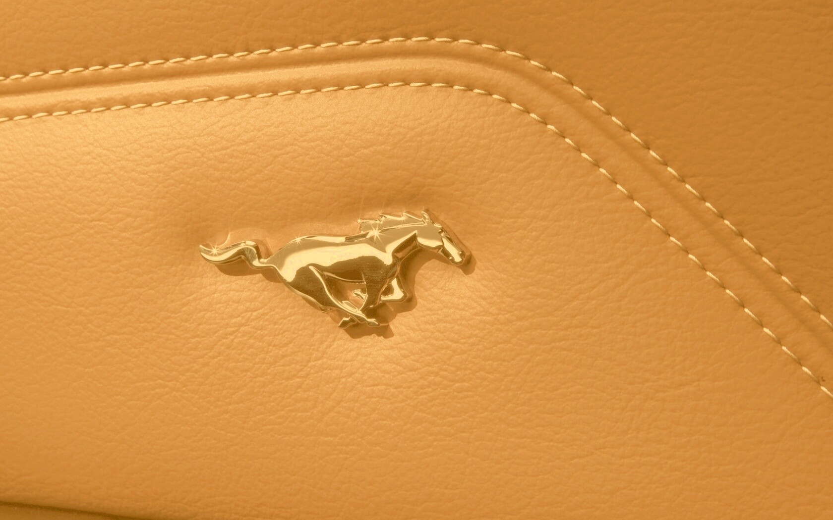 Кожаный салон Форда Мустанг обои