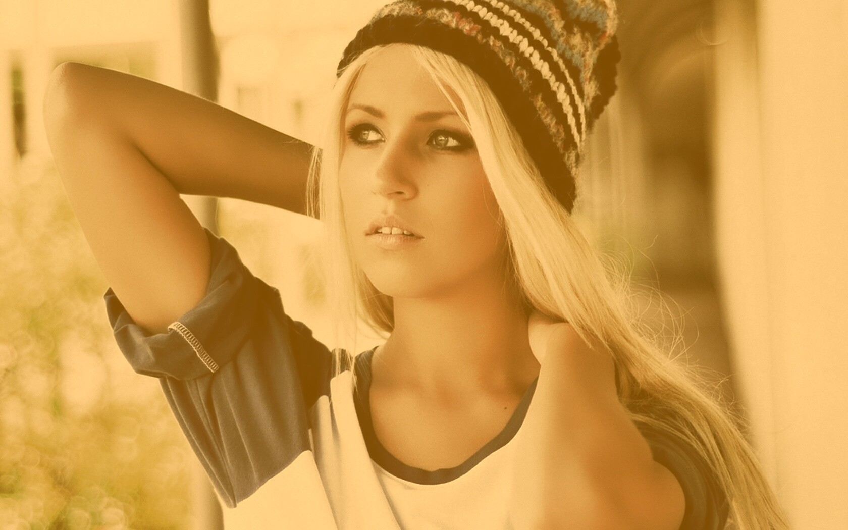 Блондинка в вязанной шапке обои