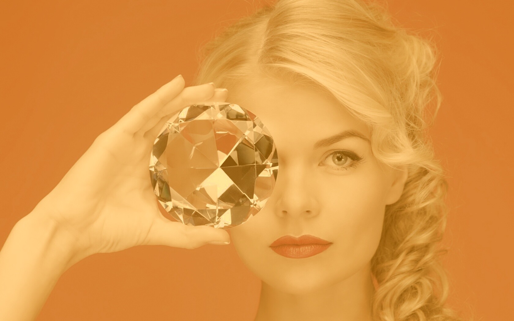 Девушка с бриллиантом обои