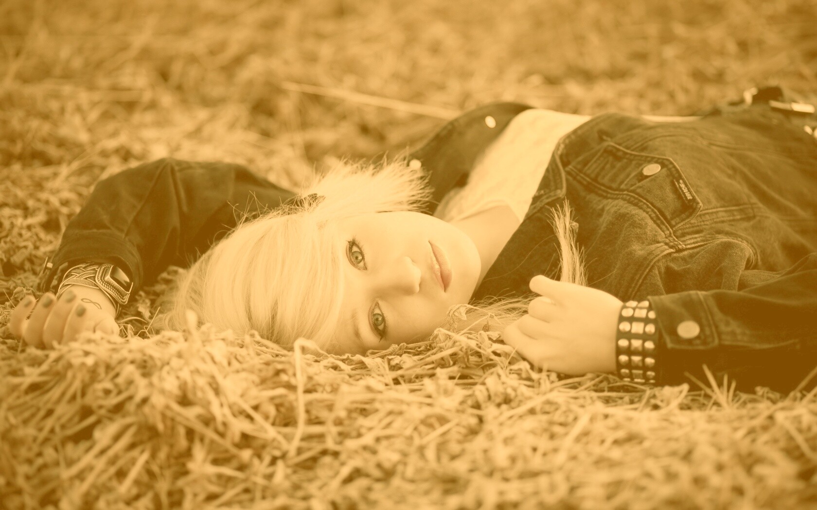 Блондинка лежащая на траве обои