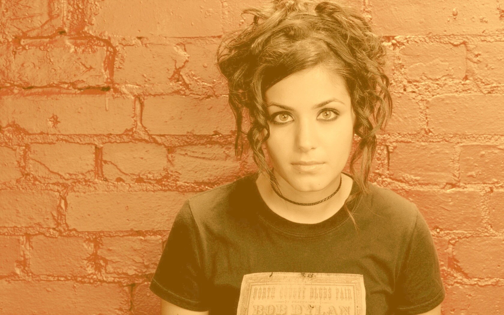 Подросток на фоне розовой кирпичной стены обои