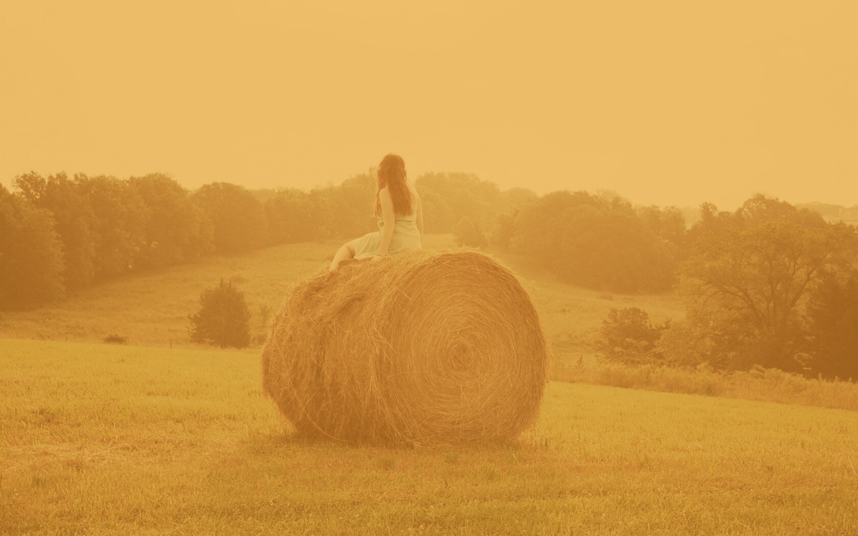 Девушка на снопе сена обои