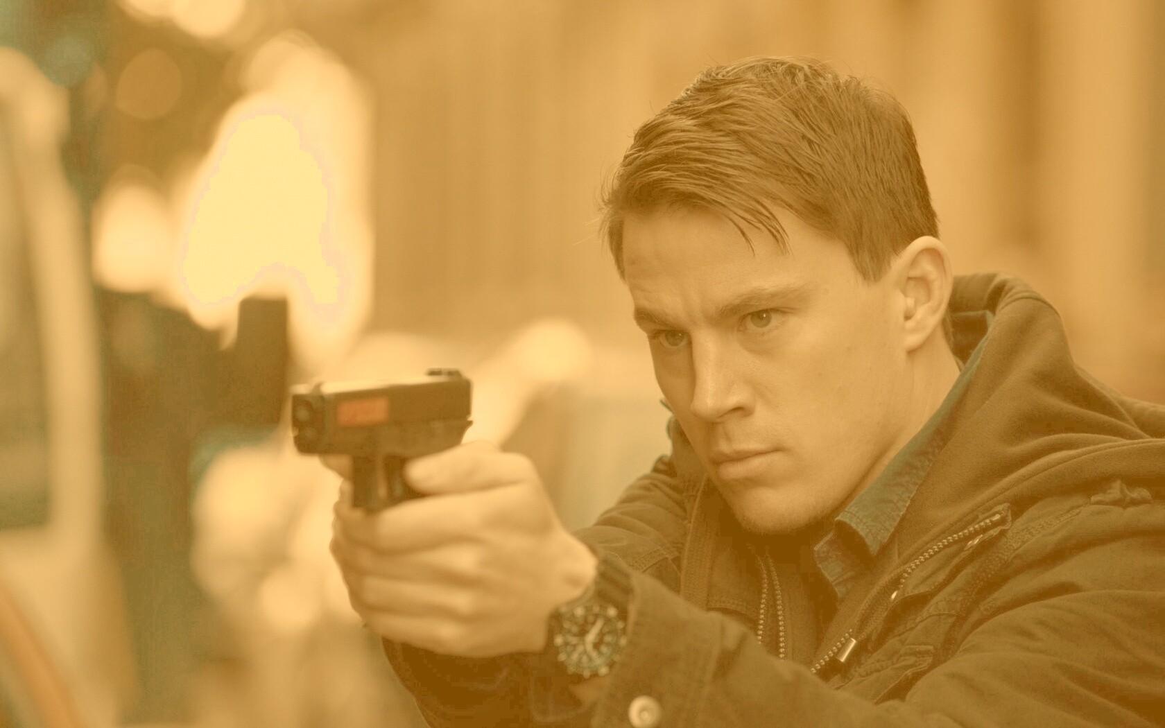 Ченнинг Татум с пистолетом обои