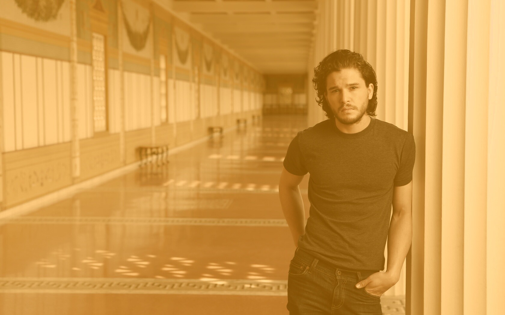 Кит Харингтон у колонны обои