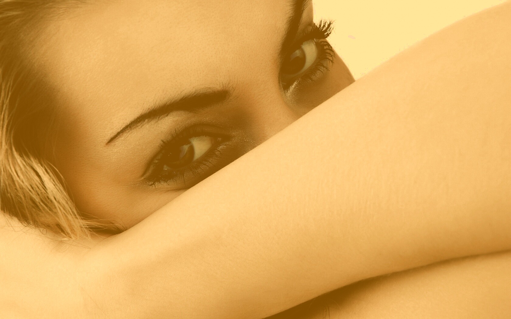 Девушка прикрыла лицо рукой обои