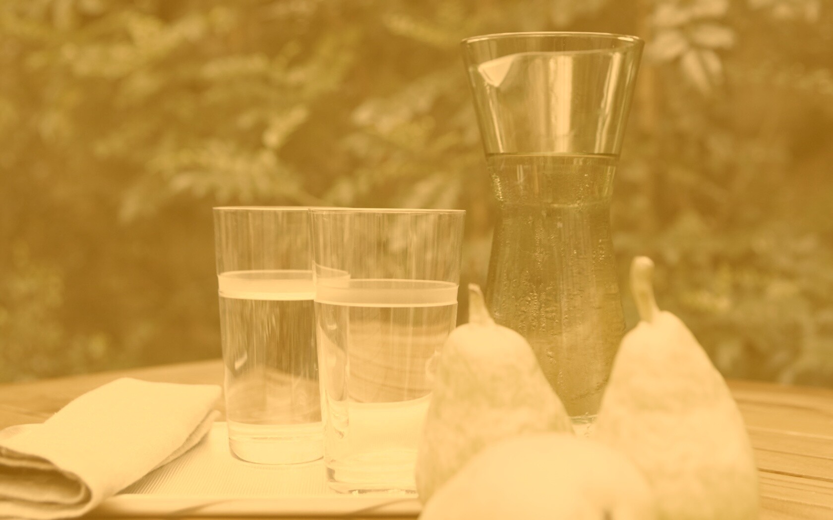 Стол с грушами обои