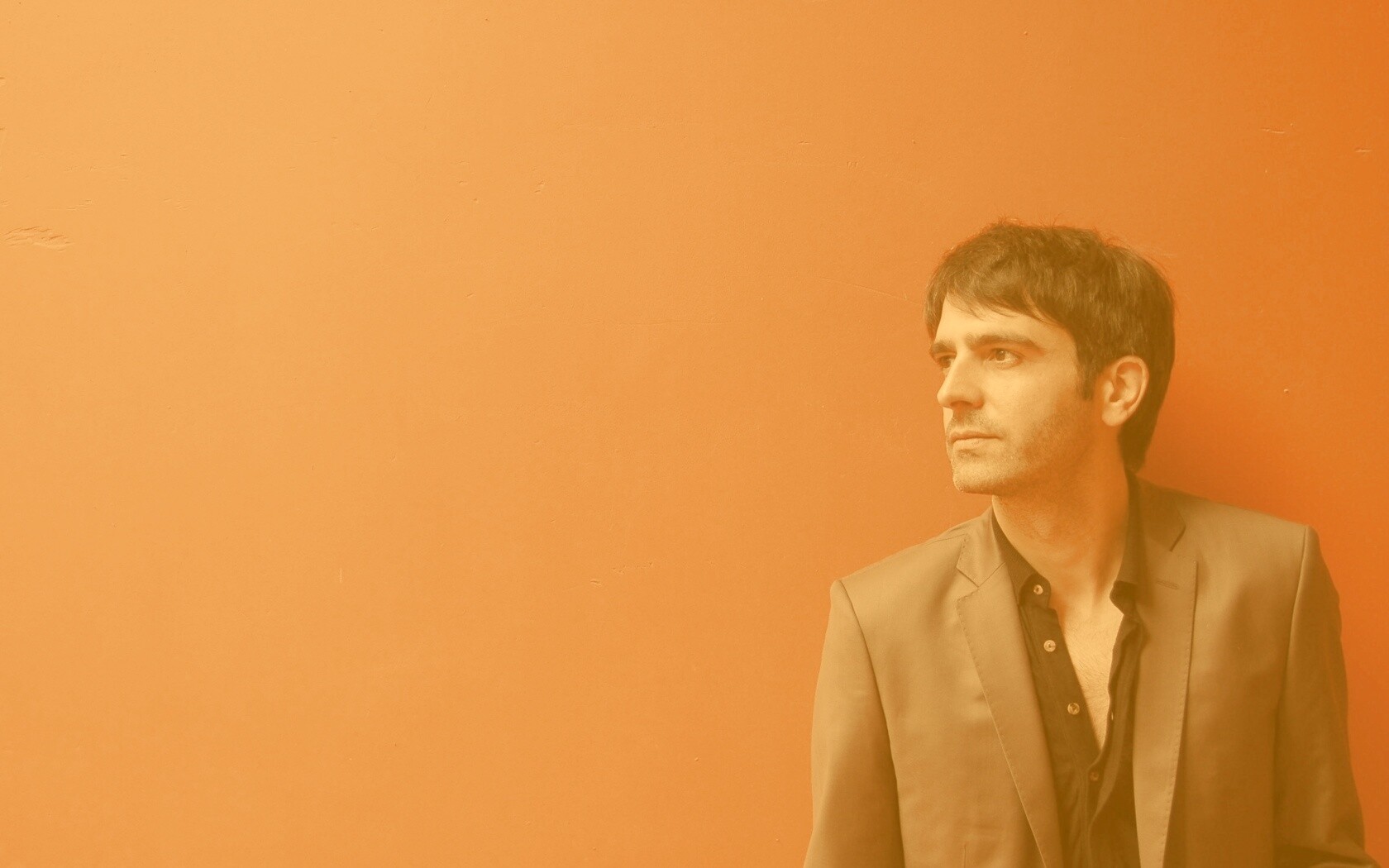 На красном фоне обои