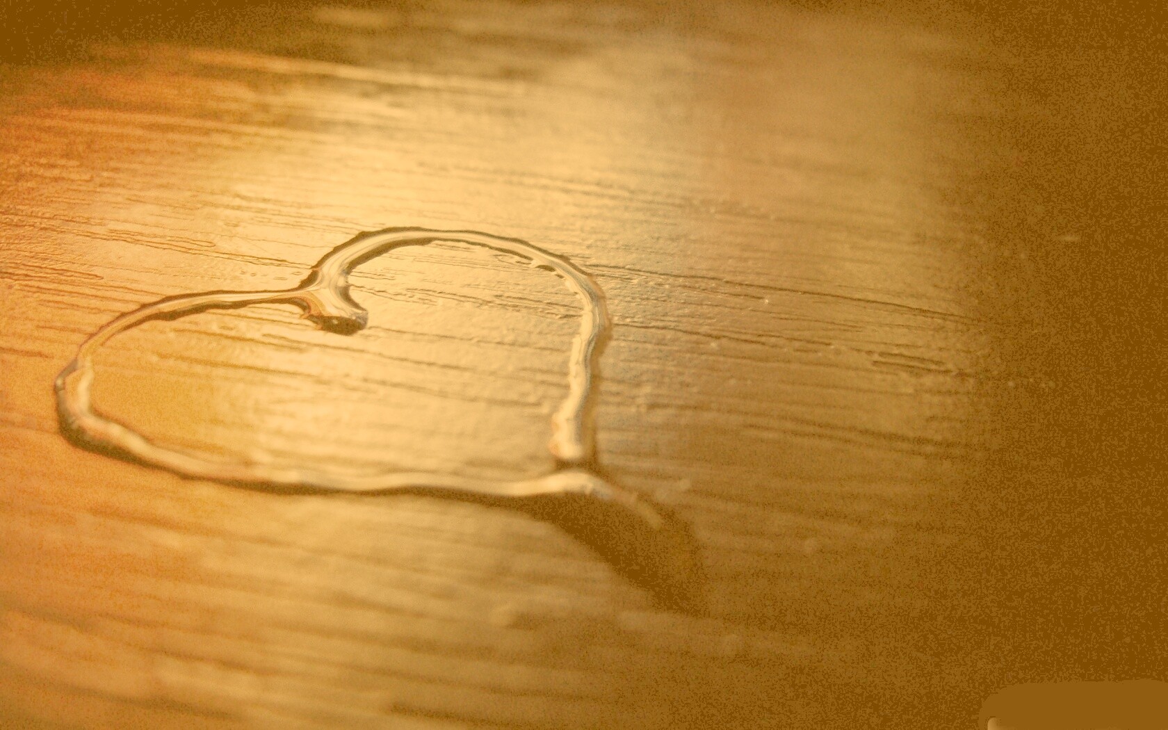 Сердечко из воды обои