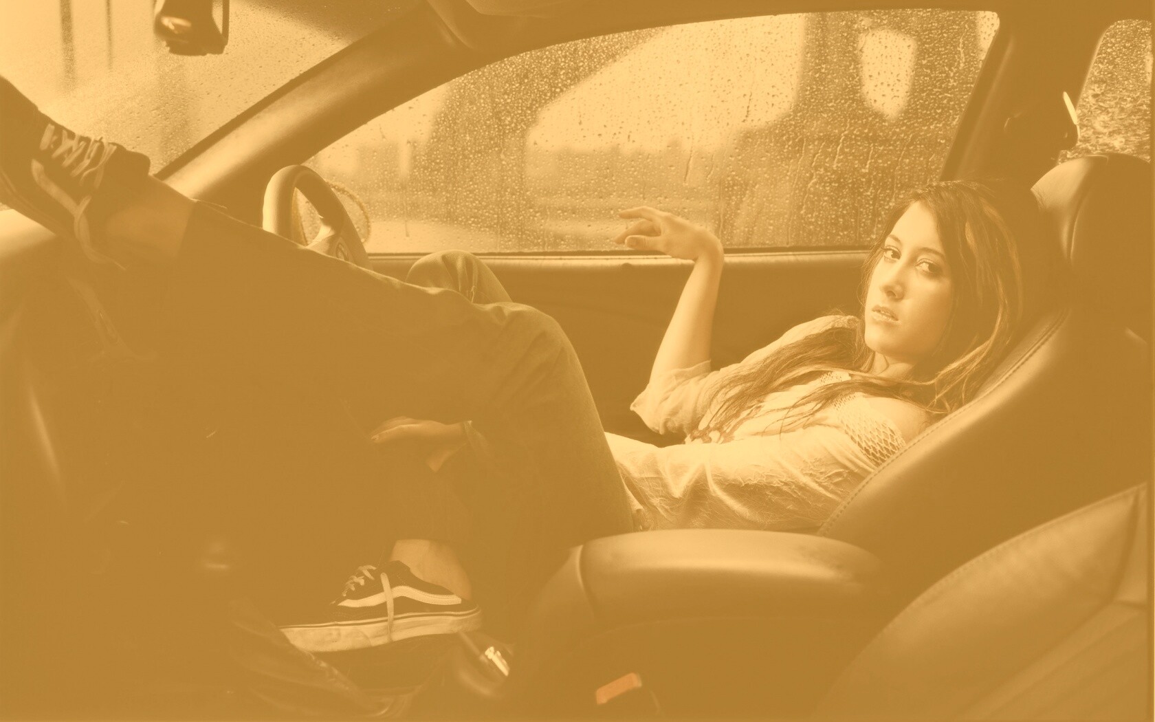 Девушка в автомобиле обои