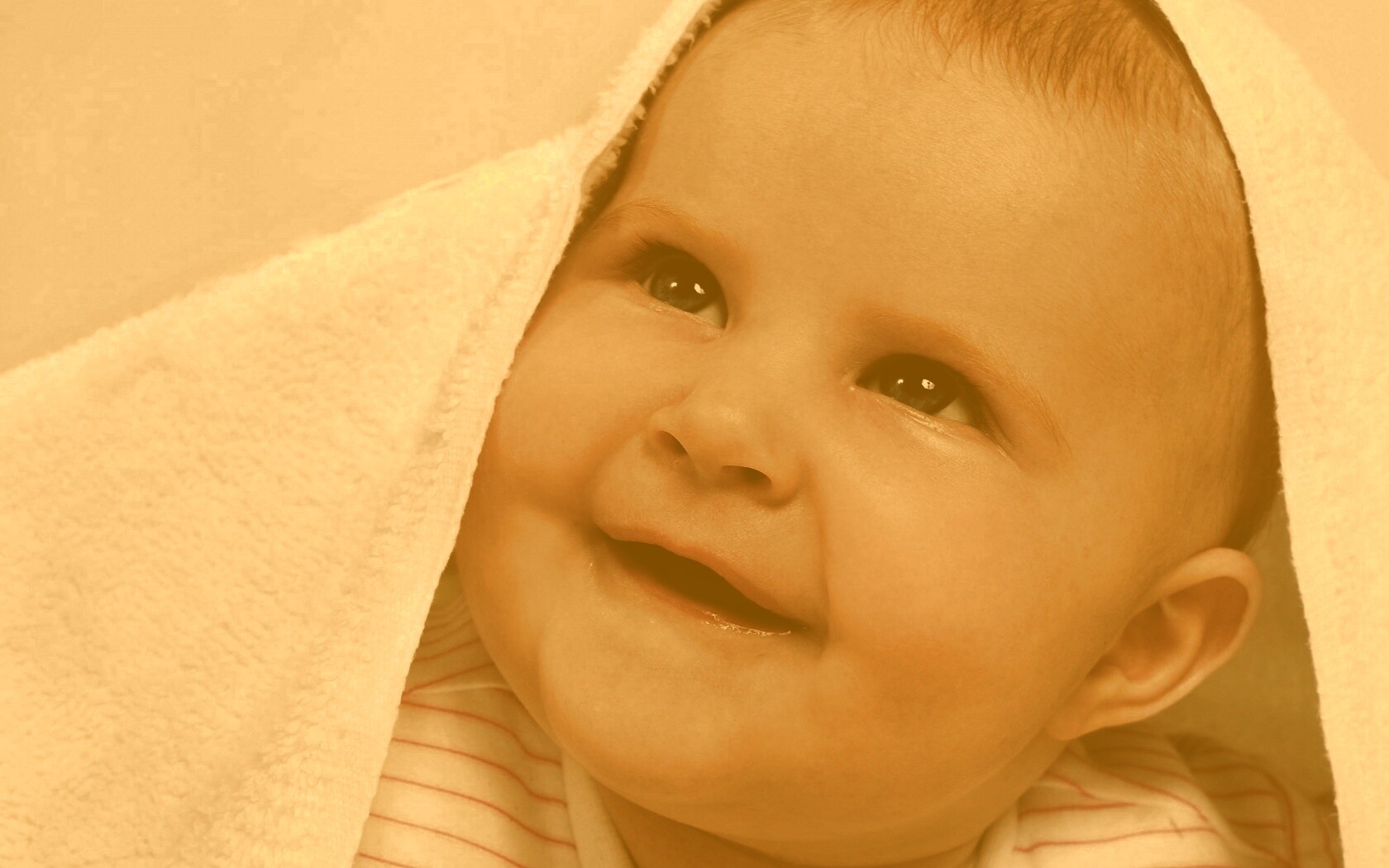 Малыш под полотенцем обои