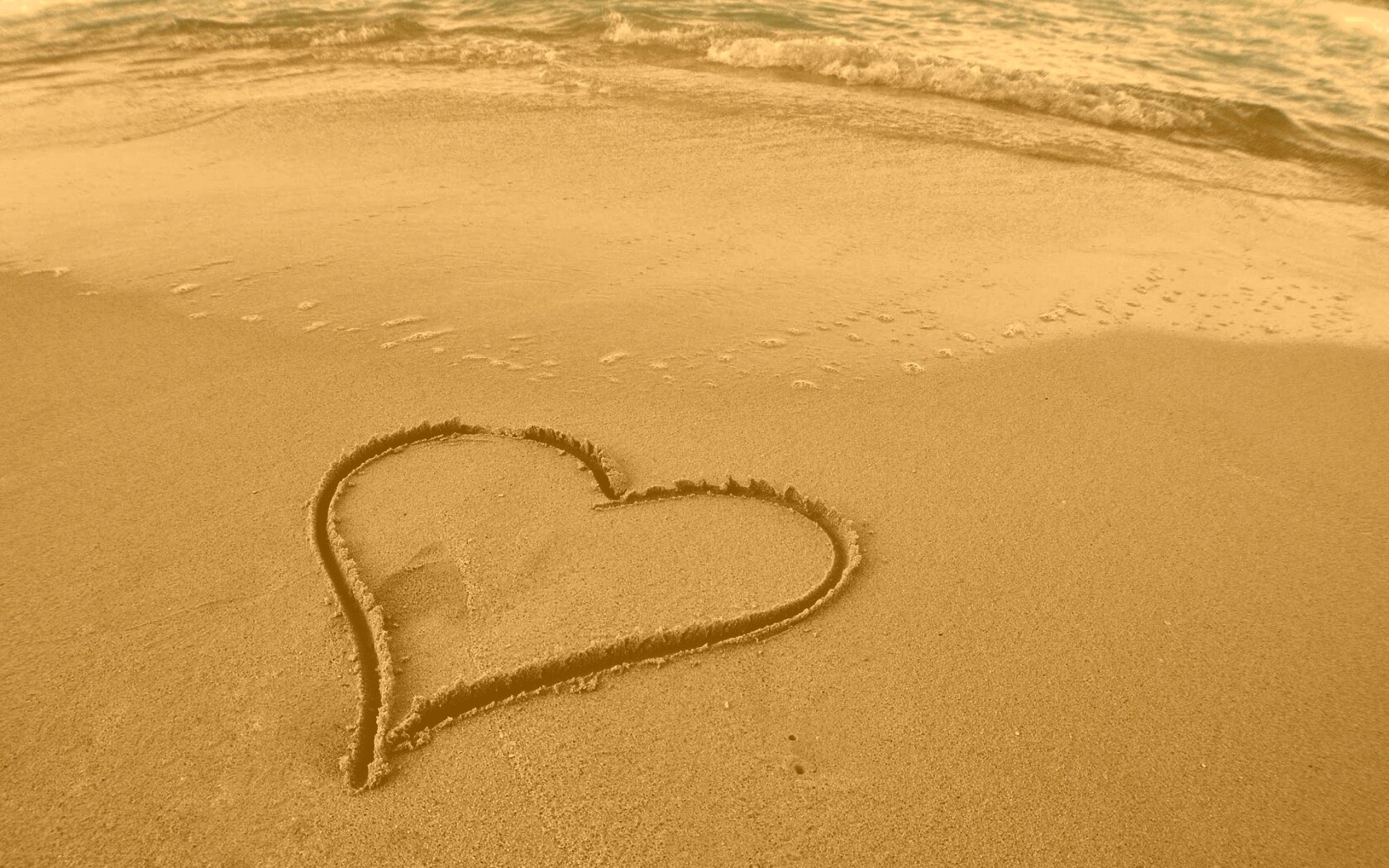 Аккуратное сердце на песке обои
