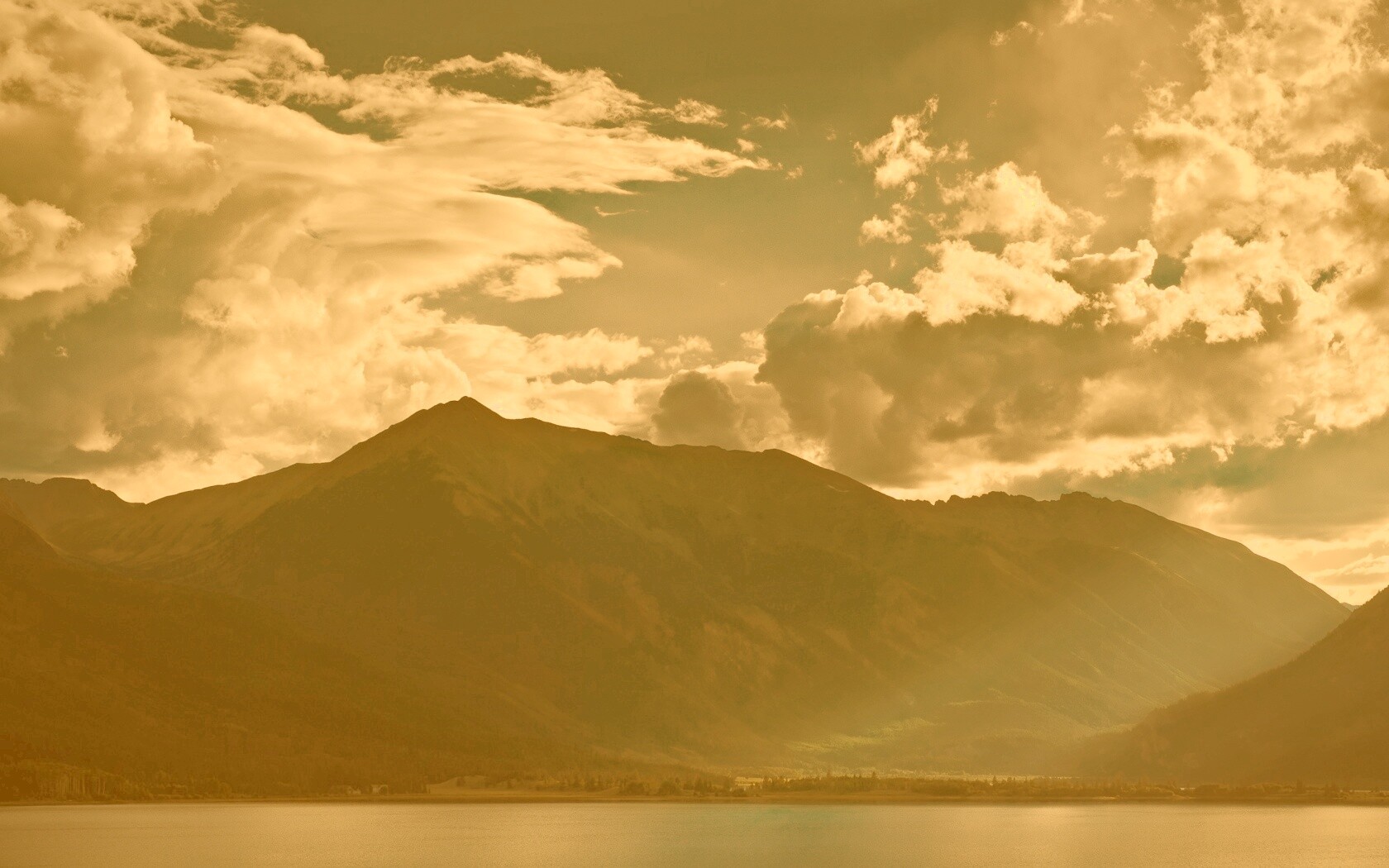 Свет на склонах гор обои