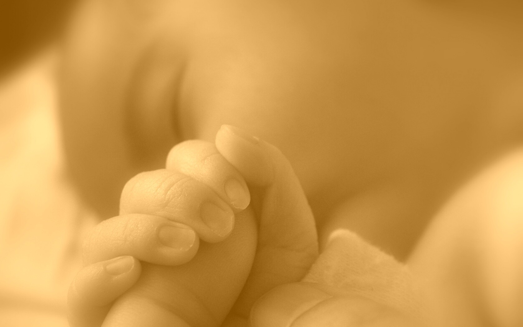 Младенец держит палец обои