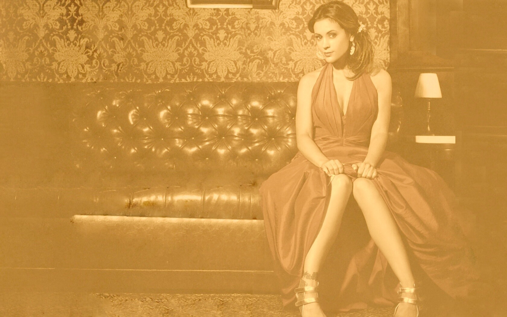 Алиса Милано в роскошном интерьере обои