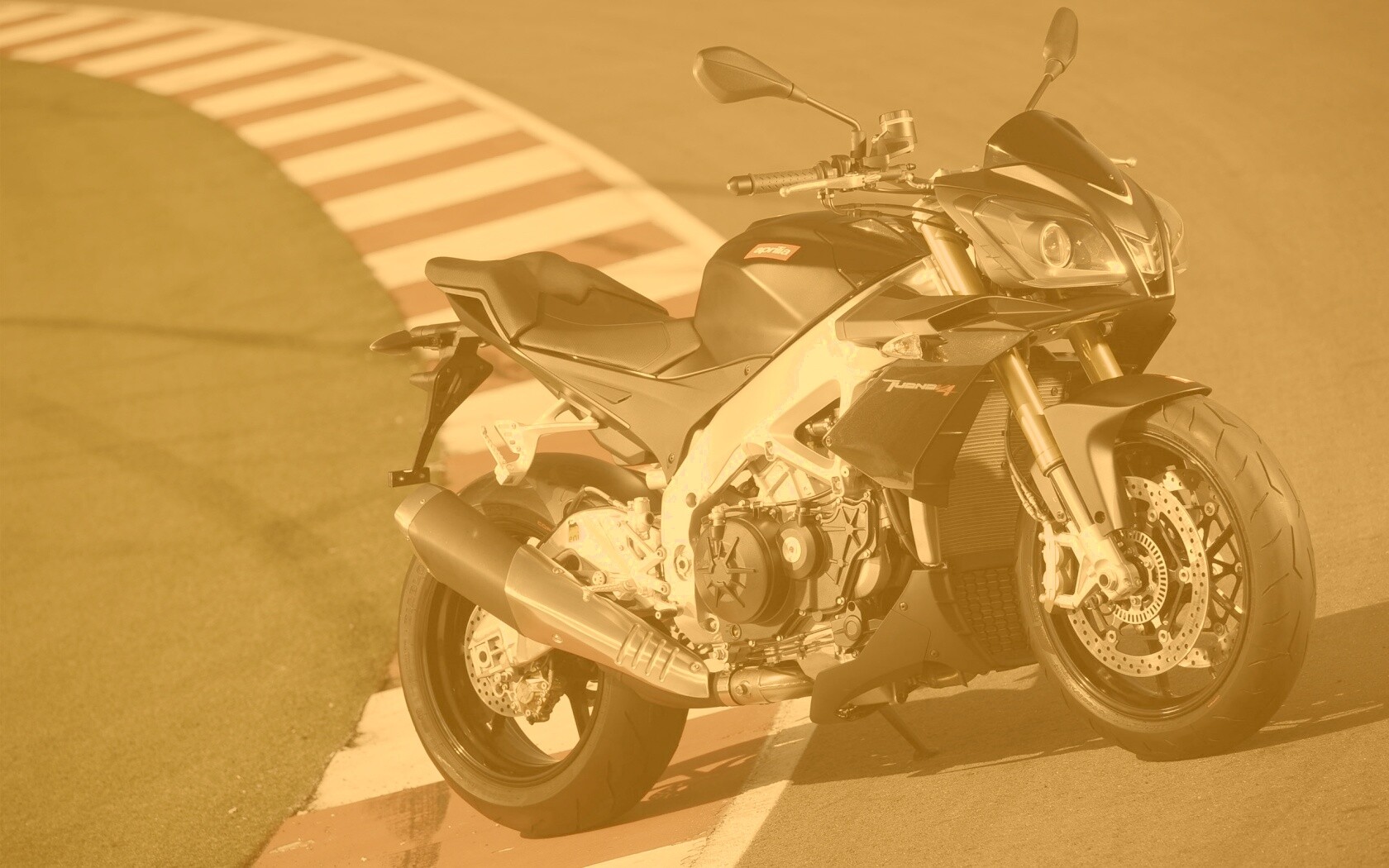 Спортивный мотоцикл Априлия на треке  обои