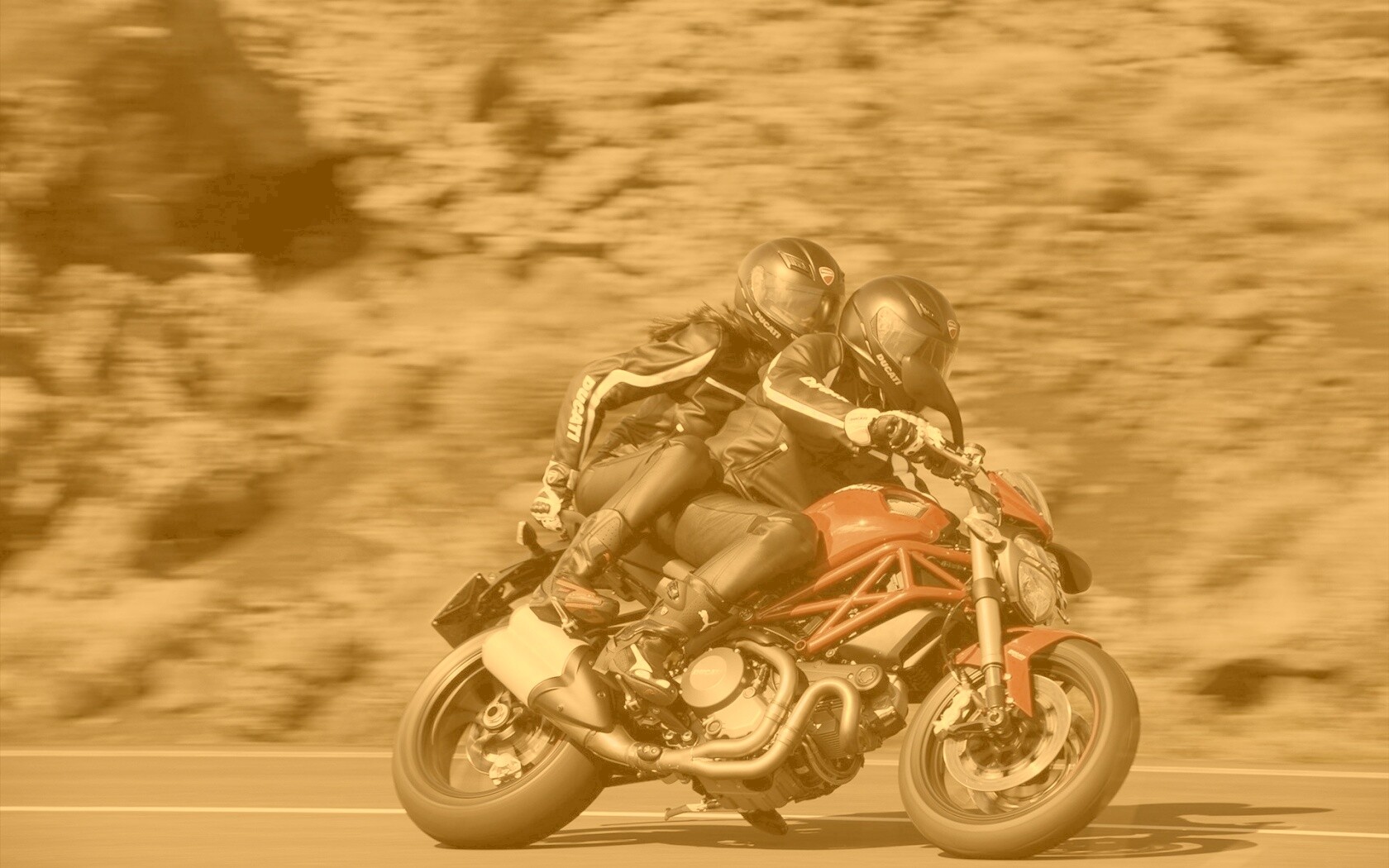 Байкер с девушкой на мотоцикле обои