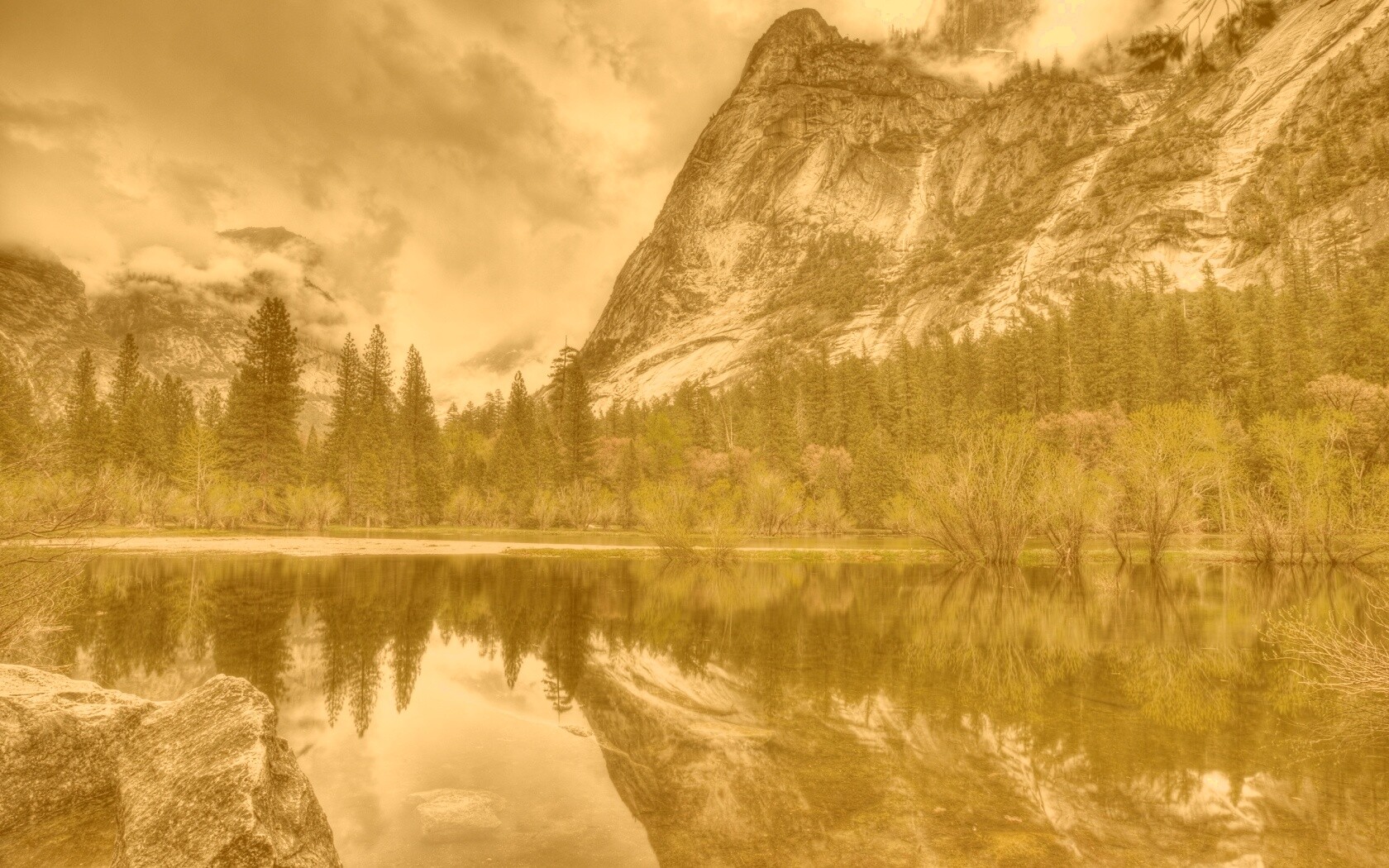 Красивый вид на маленькое горное озеро обои