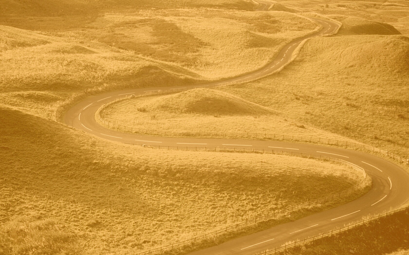 Дорога петляет меж холмов обои