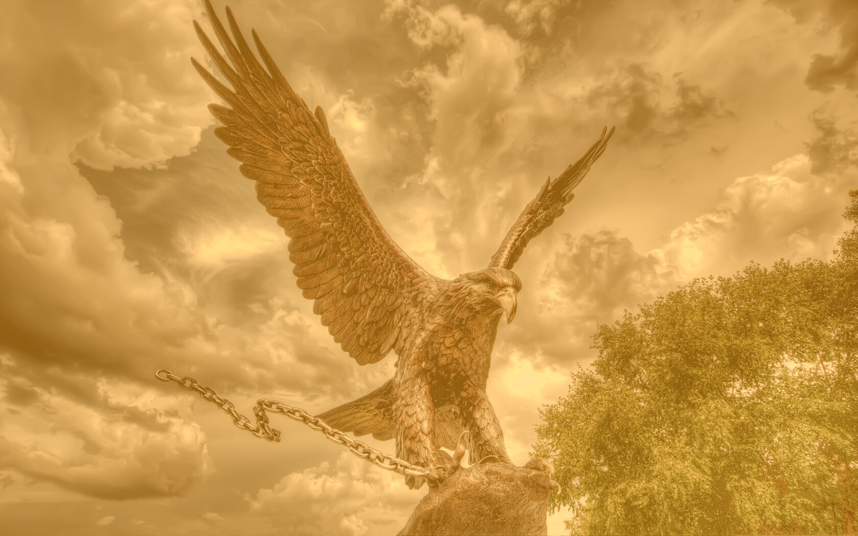 Скульптура орла с цепью в когтях обои