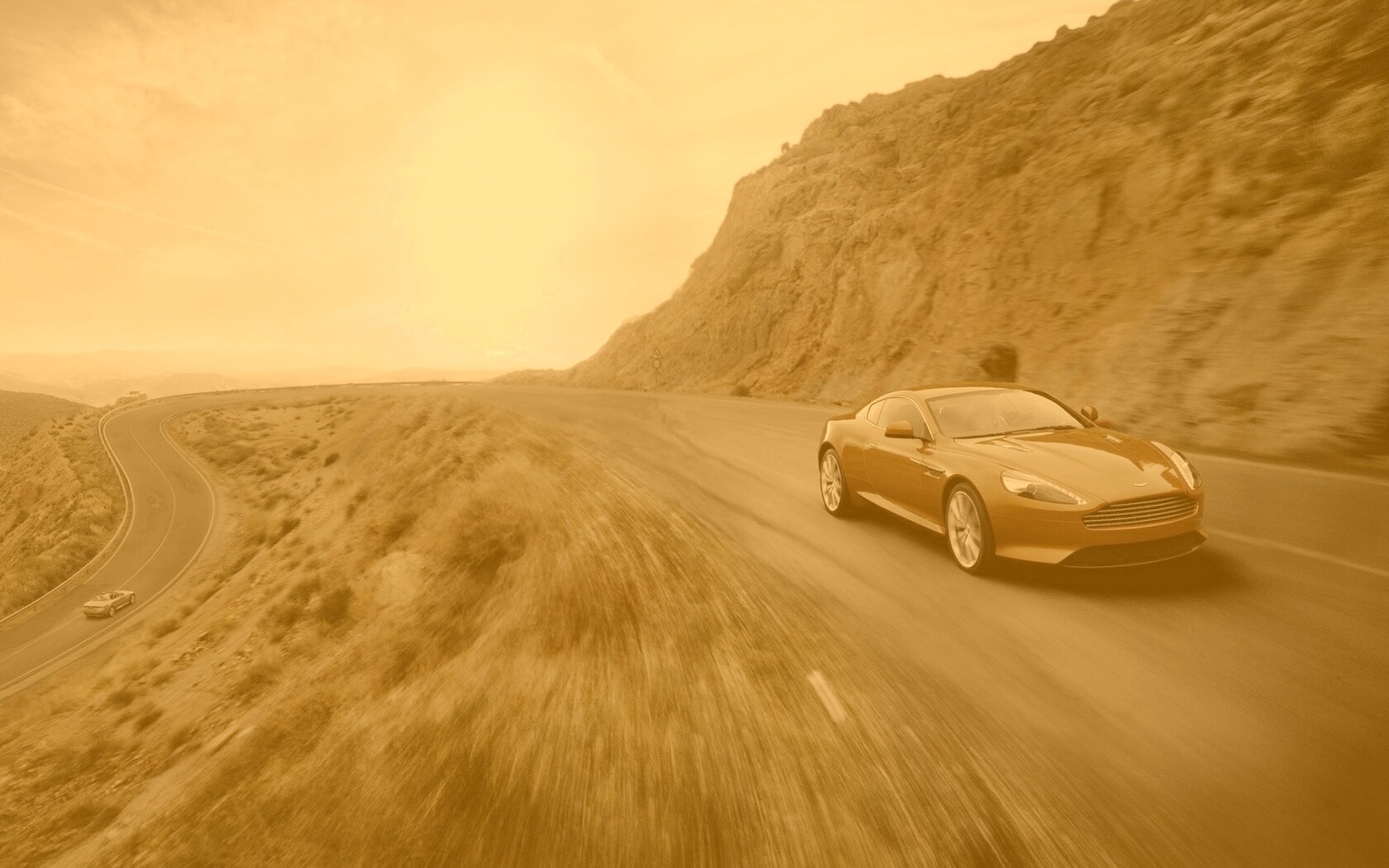 Aston Martin в горах обои