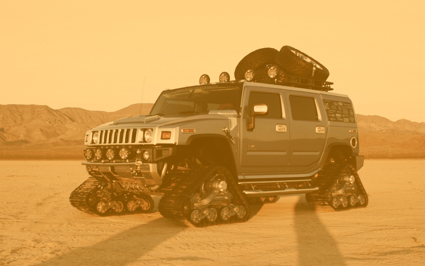 Hammer на гусеницах обои