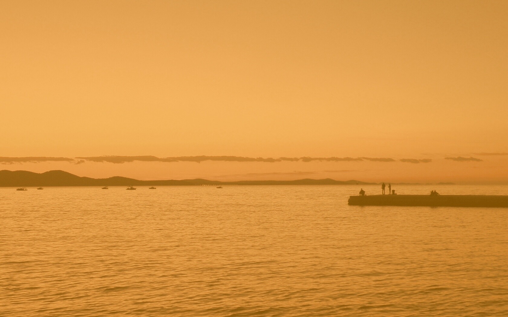 Одинокая пристань на озере обои