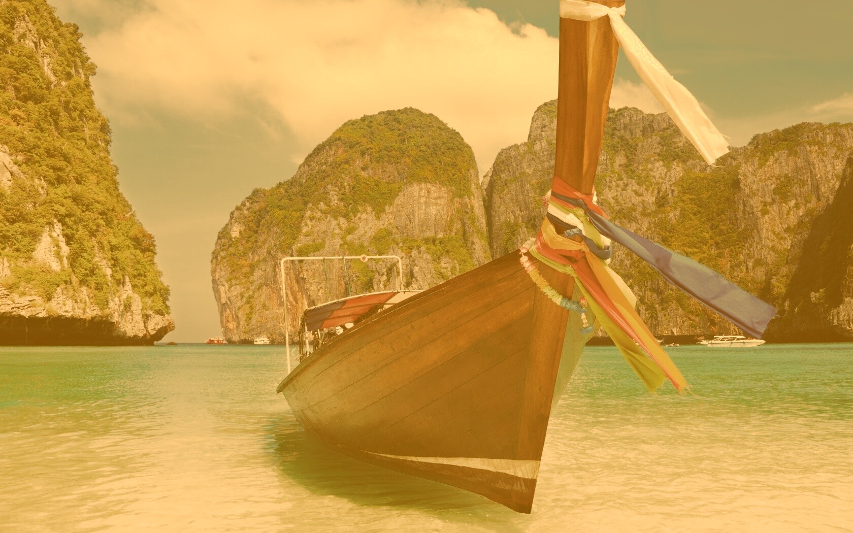 Лодка в райских водах обои