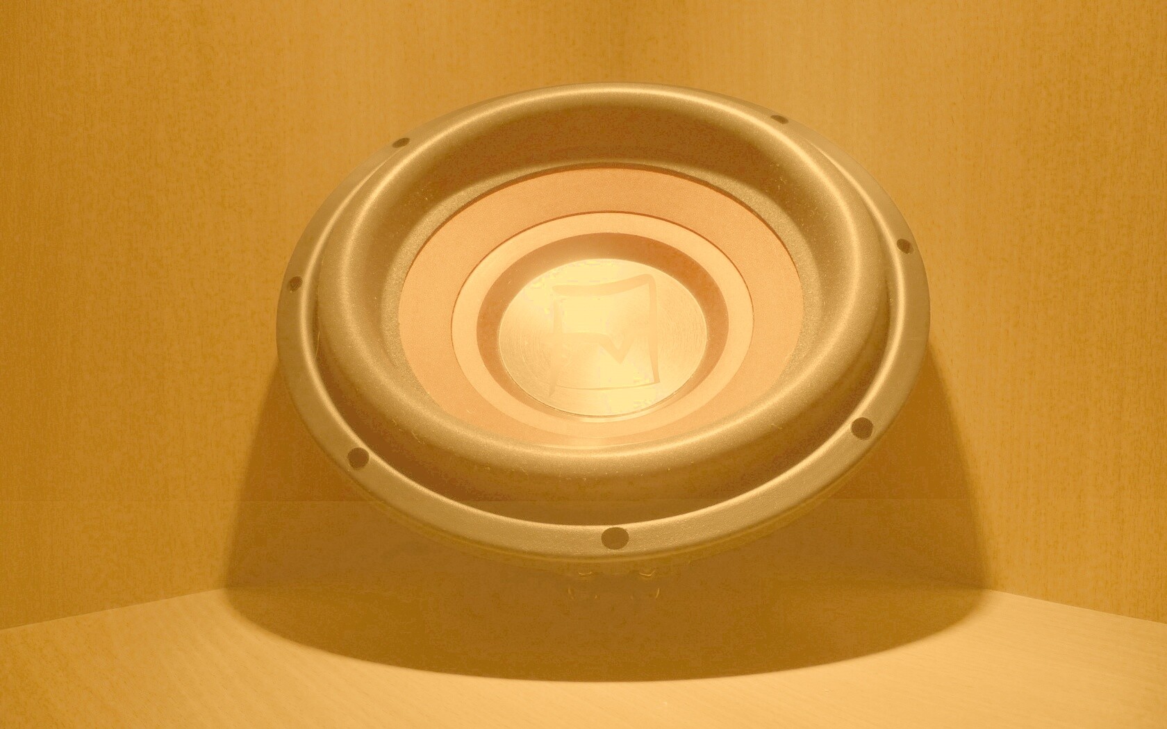 Сабвуфер в углу обои