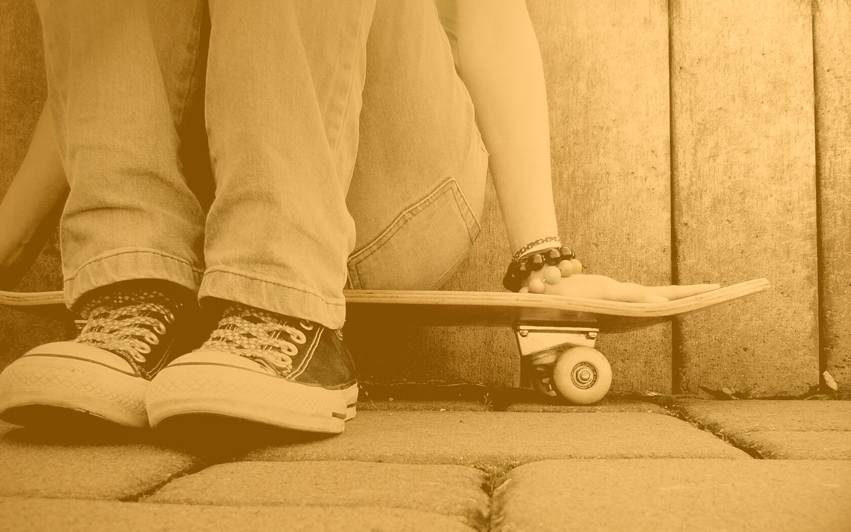 Девушка сидящая на скейте обои