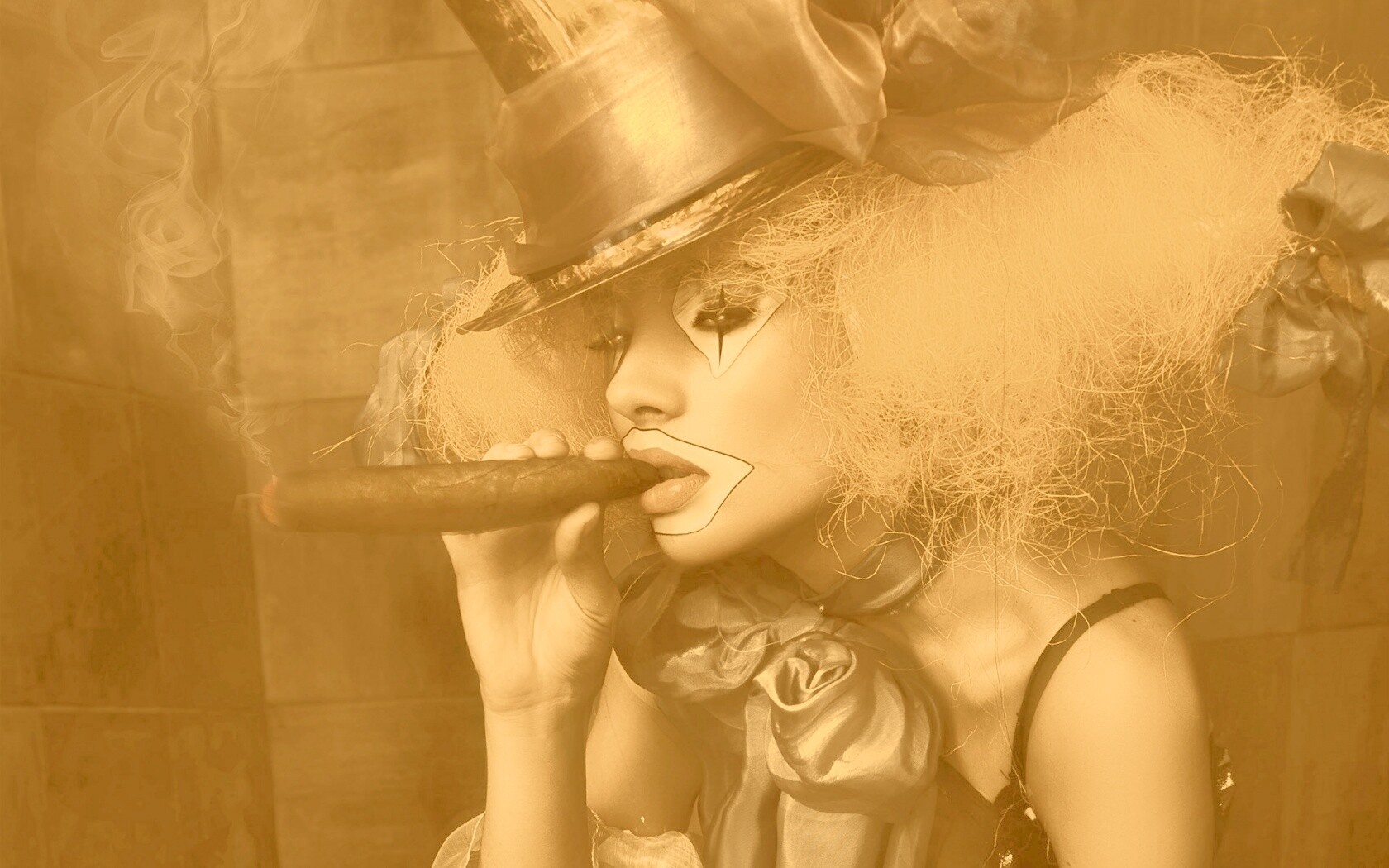 Девушка клоун курит сигару обои