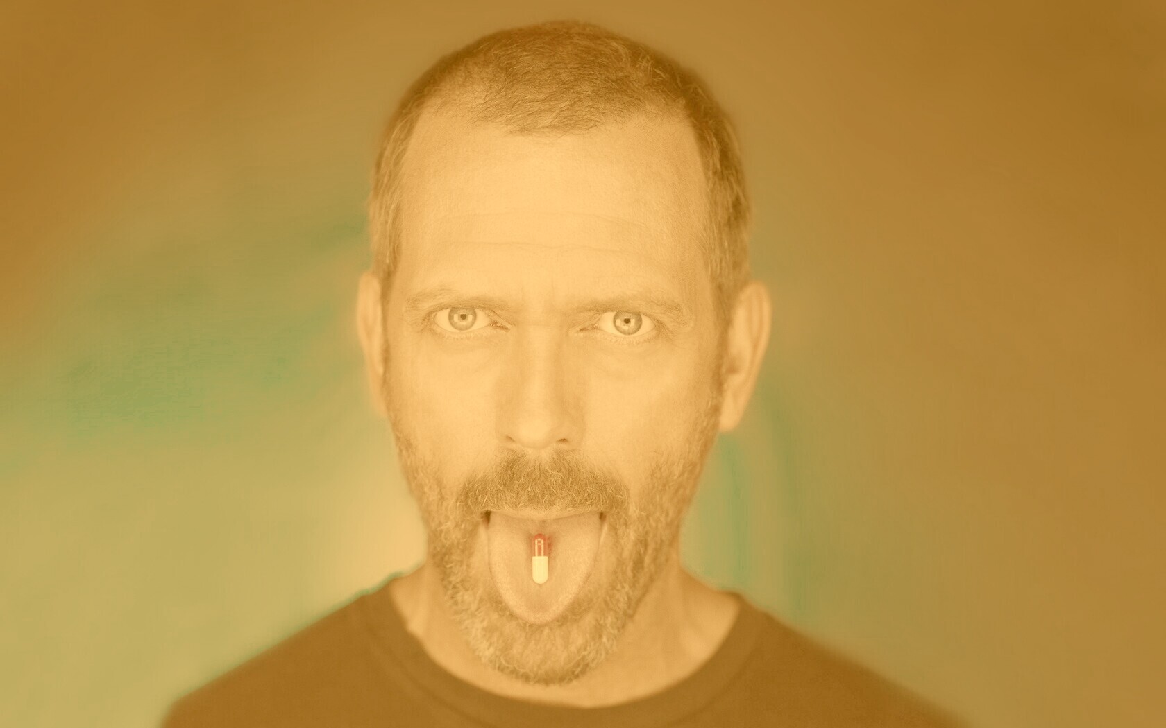 Доктор Хаус с таблеткой на языке обои