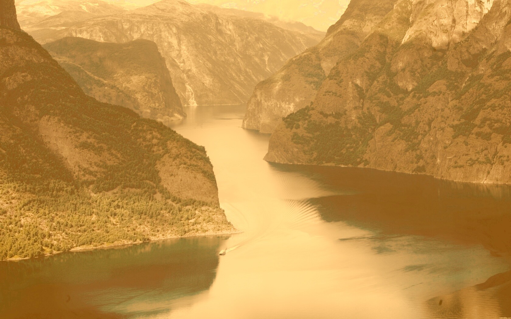 Лодка на реке среди высоких гор обои