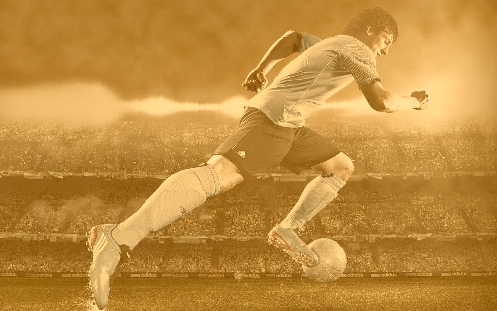 Футболист с мячом обои