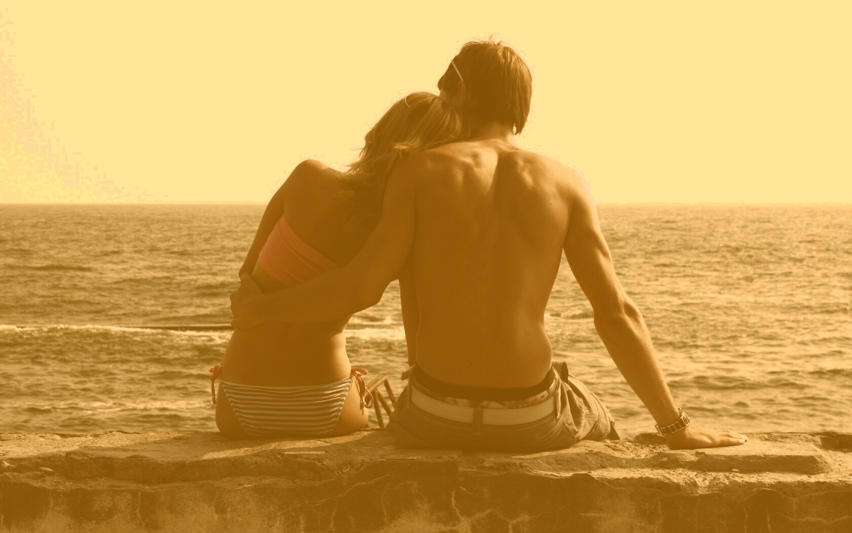 Девушка и парень у моря обои