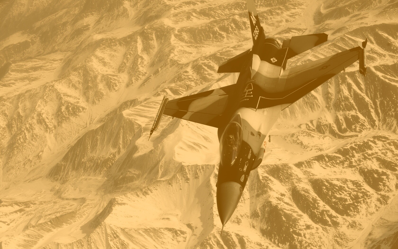 Истребитель над снежными пиками гор обои