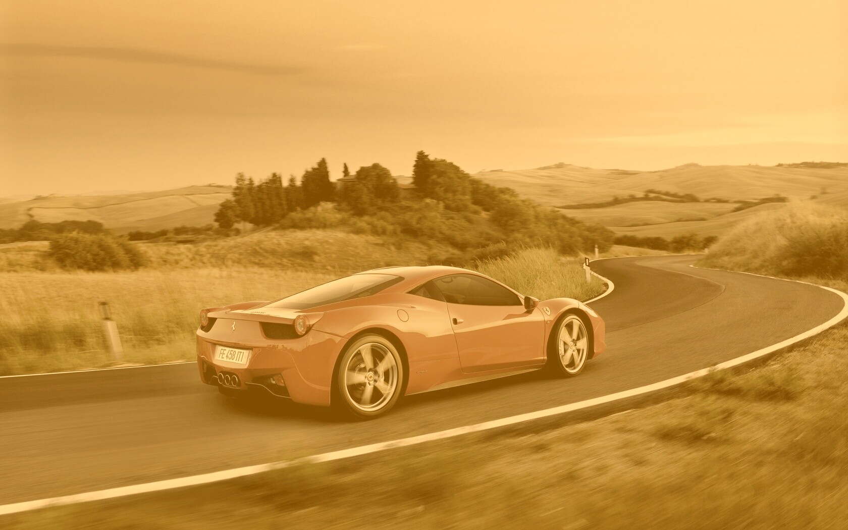 Красная феррари на извилистой дороге обои