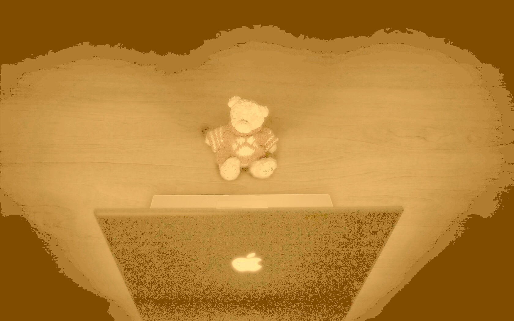 Плюшевый мишка за ноутбуком обои